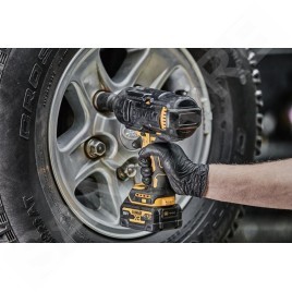 DeWALT Outillage - Clé à chocs AKU 18V, 2x batterie 5,0 Ah XR, housse en caoutchouc, chargeur DCF900P2G