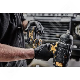 DeWALT Outillage - Clé à chocs AKU 18V, 2x batterie 5,0 Ah XR, housse en caoutchouc, chargeur DCF900P2G