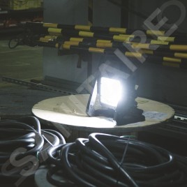 Makita Accessoires - Lampe de chantier LED, alimentation sur secteur ou batterie LXT DML805