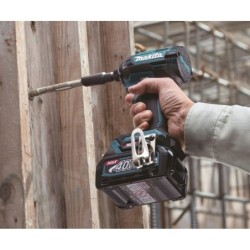 Makita Outillage - Clé à chocs sans fil 40V, 2 batteries 2.5 Ah, chargeur TD002GD202